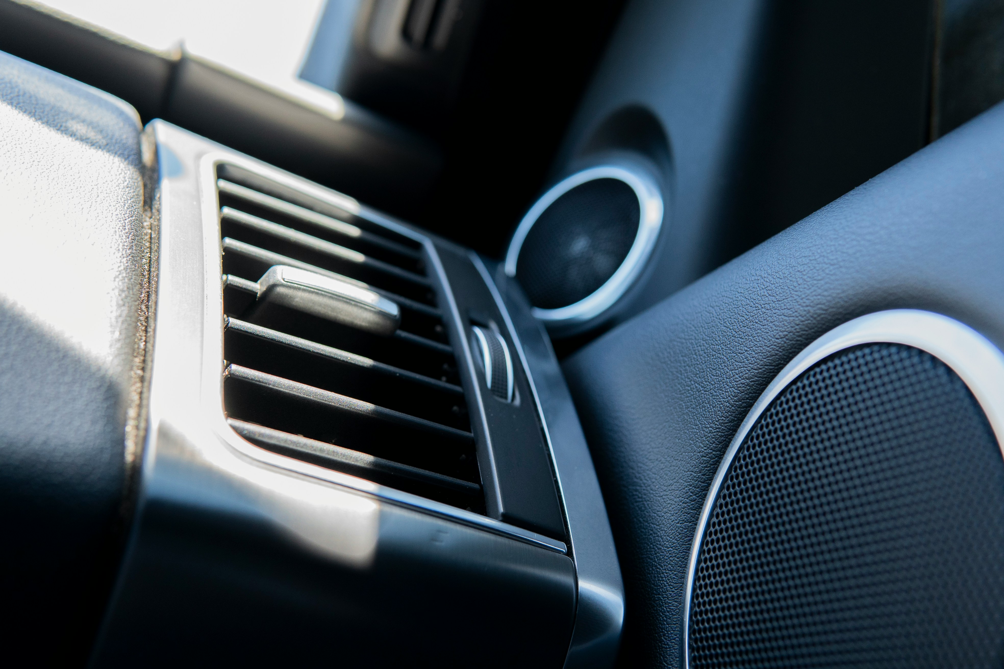 에어컨 악취에 예민하게 반응하는 운전 모습