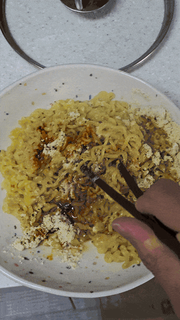 면과 소스를 비비고 있는 모습