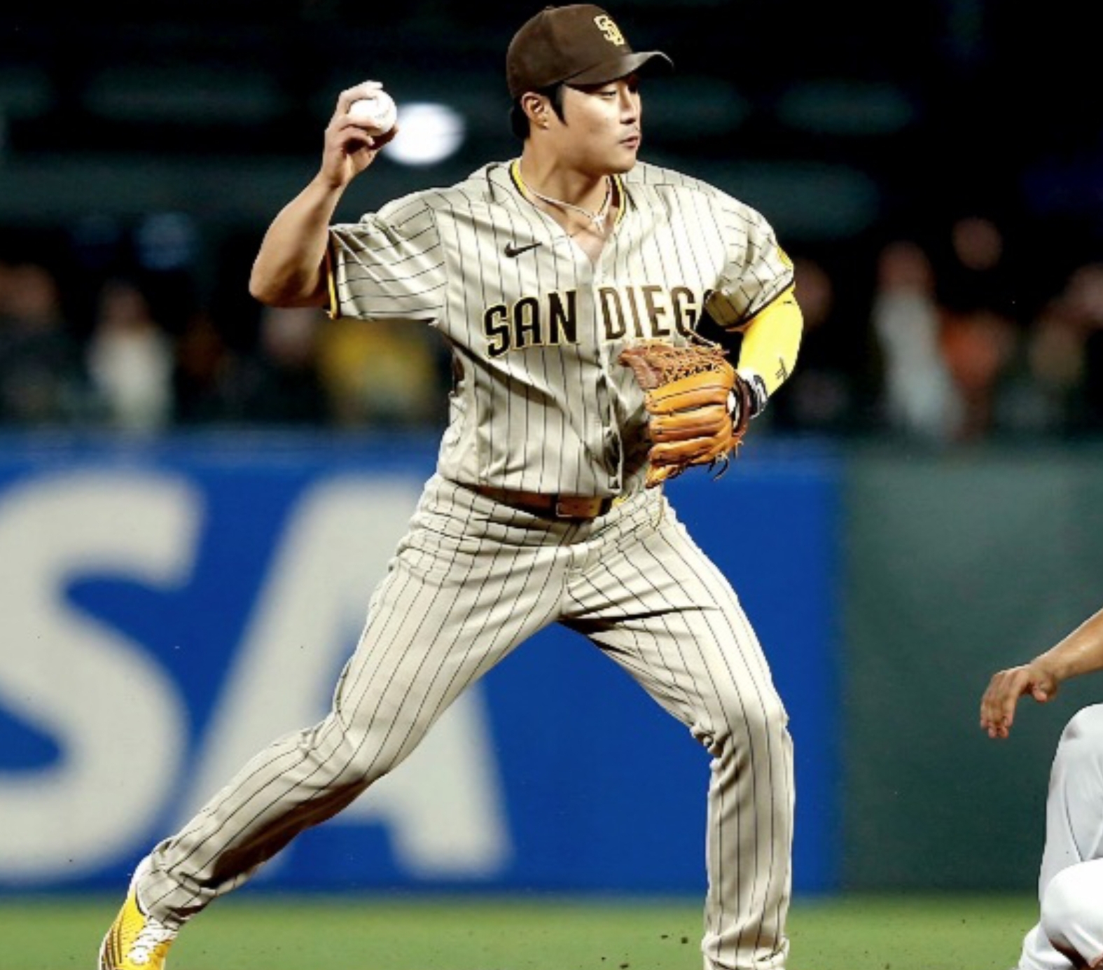 송구하고 있는 김하성 선수