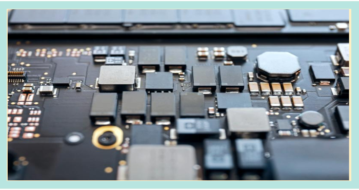 “노트북 내부 회로와 전자부품의 근접 촬영 이미지”