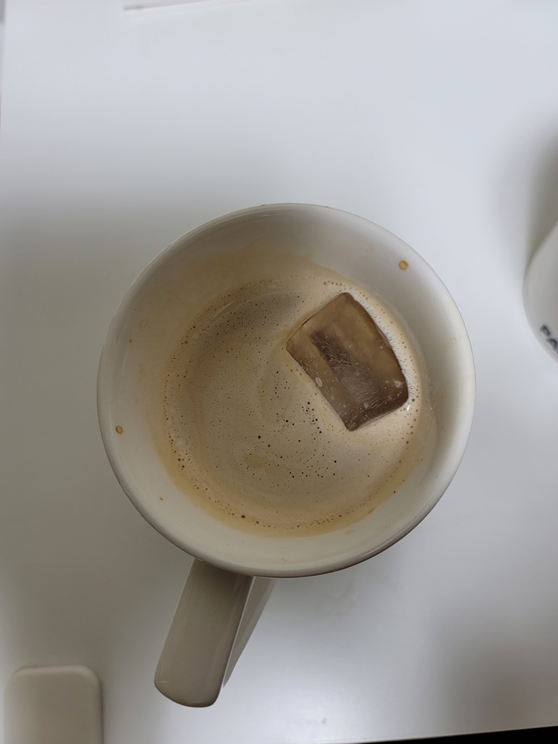 위에서 바라본 아이스 카페라떼