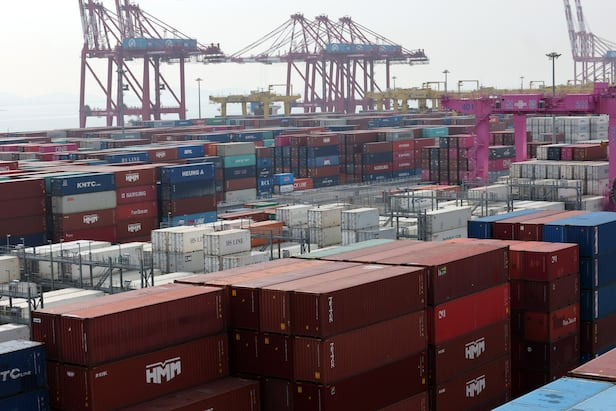 수출을 기다리고 있는 컨테이너 ❘ 출처 - 뉴스1