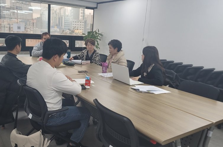 이미지설명: 동작지회의 운영현황을 공유하기 위한 운영위원회를 진행하는 모습