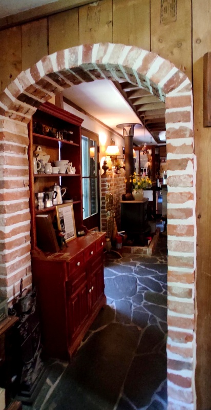 벽돌로된 아치 문과 너머 보이는 오래된 그릇장