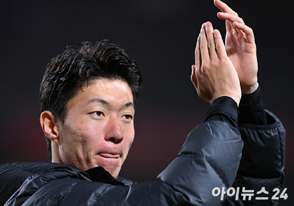 대한민국 축구 국가대표팀 선수 황의조 씨의 사생활 동영상을 올리고 협박한 혐의를 받은 황 씨의 친형수가 징역 3년을 선고받았다. 사진은 지난 2022년 9월 23일 오후 경기 고양시 고양종합운동장에서 열린 축구 국가대표팀 평가전 대한민국과 코스타리카의 경기 후 팬들에게 인사하는 황의조. [사진=아이뉴스24 포토DB]