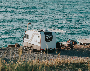 바닷가에 캠핑 중인 캠핑카
