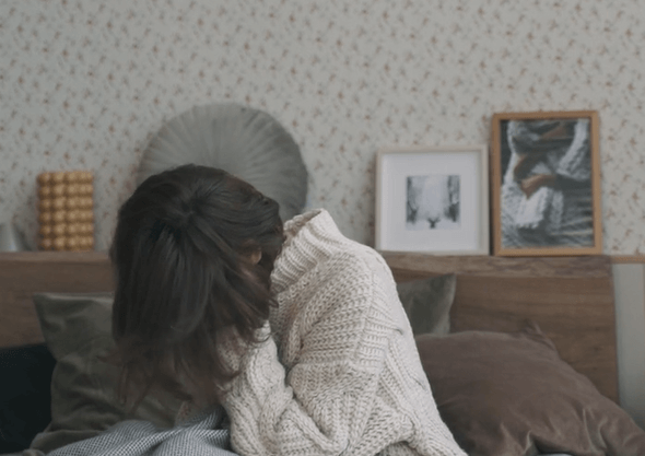 머리-감싼-여자