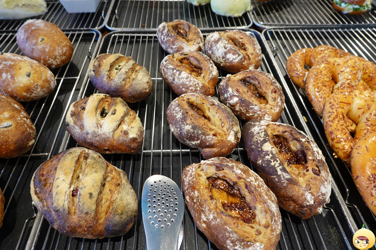 올리브 &amp; 무화과 깜빠뉴