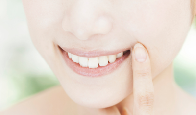 웃고 있는 여성