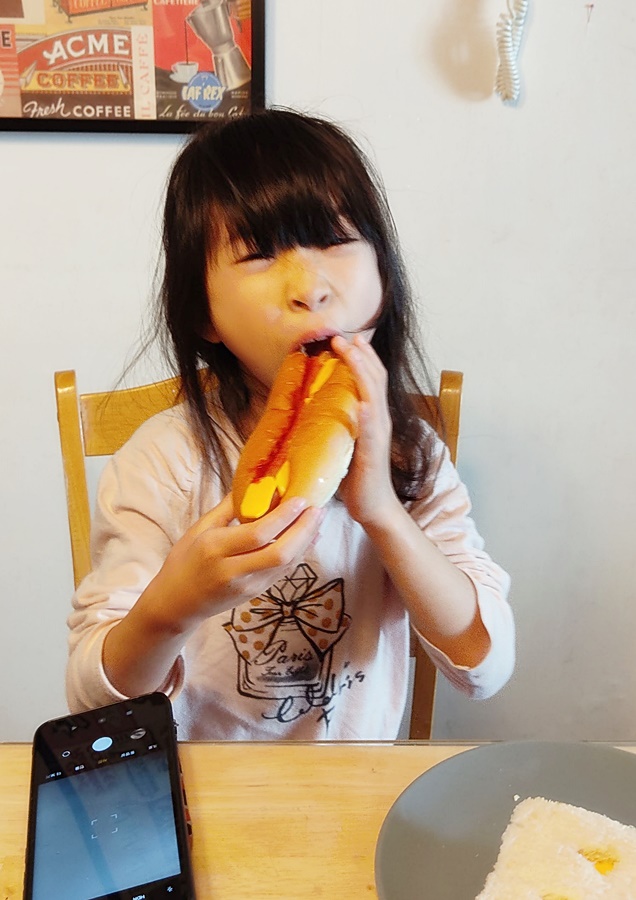 부스스한 머리로 핫도그를 먹는 쿠앙이