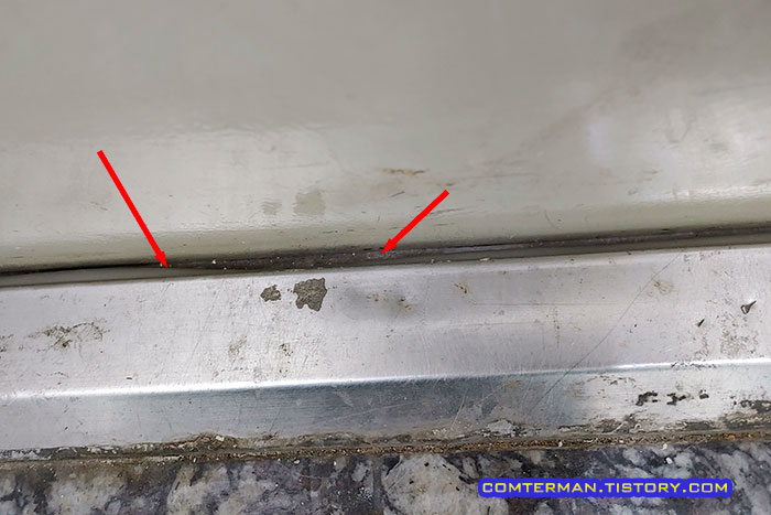 오래된 현관문 틈새