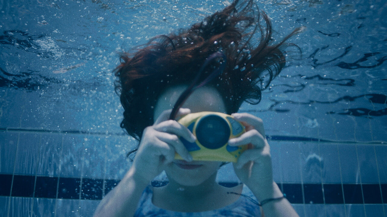 물 속에서 사진을 찍고 있는 소피의 모습