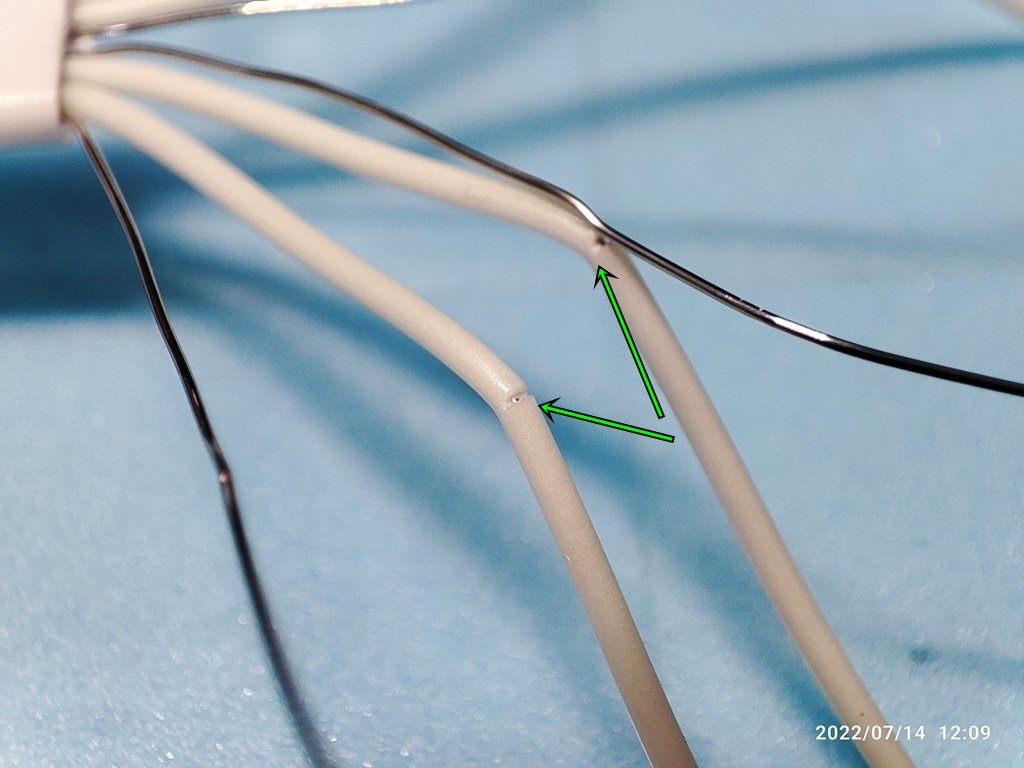 외부 껍질 안에 내부 전선의 피복이 칼로 잘린 흔적이 남았습니다.