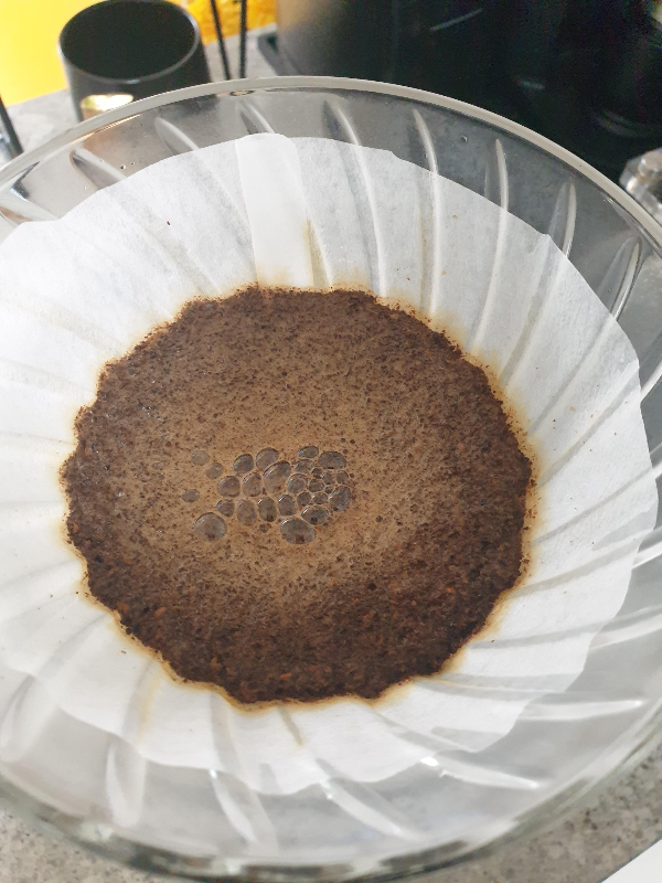 1차 푸어 후 이산화탄소 배출로 인해 거품이 올라온 모습