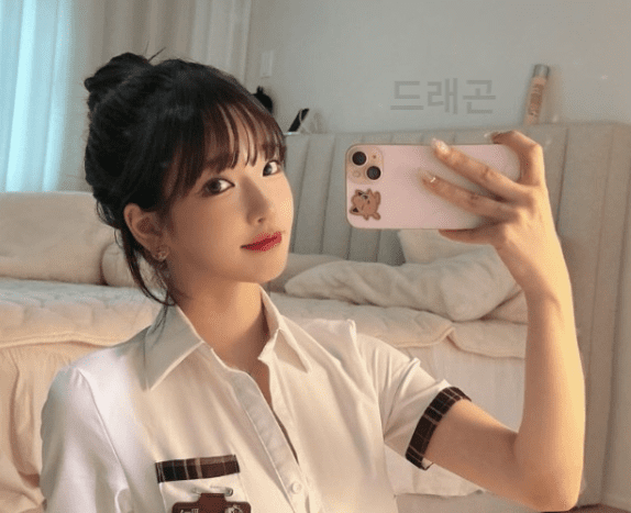 과즙세연 방안에서 셀카찍는 모습