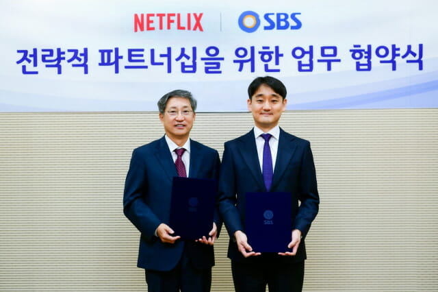 방문신 SBS 사장(왼쪽)과 강동한 넷플릭스 부사장