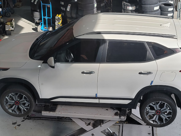 셀토스 수리 받기 위해 올린 모습