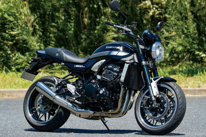 Kawasaki Z900RS 오토바이의 옆면 사진