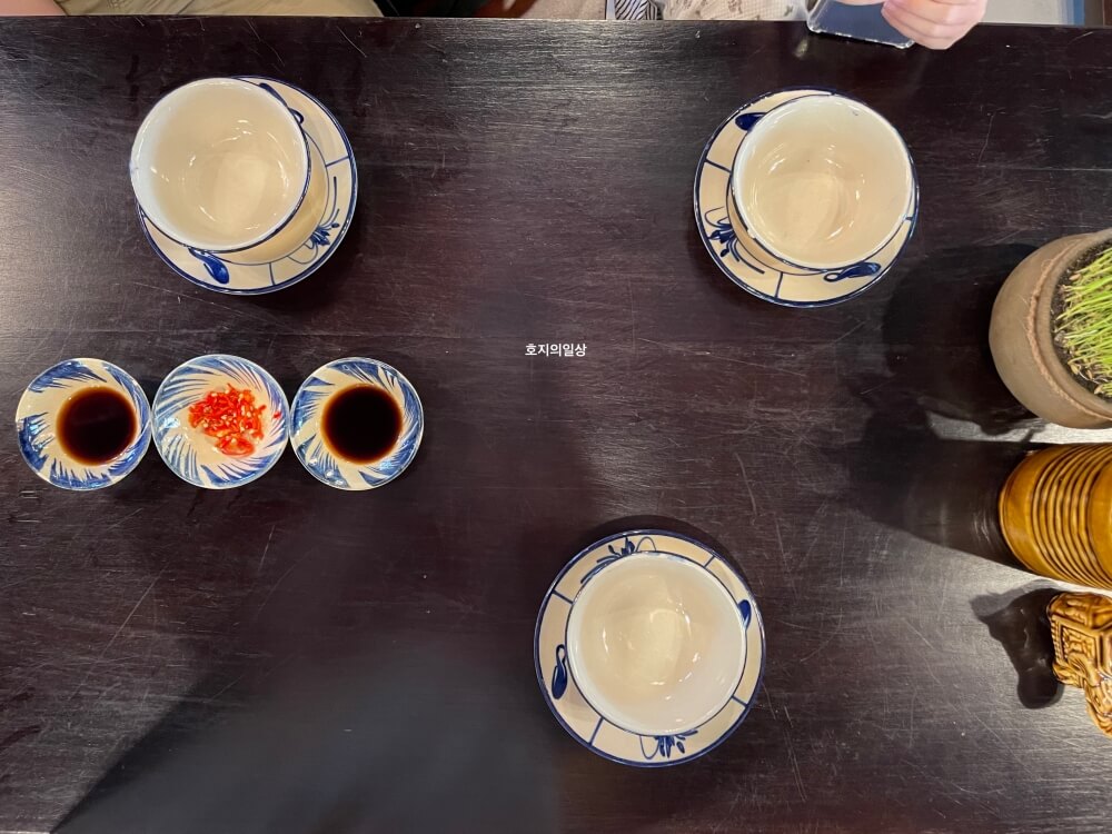 나트랑 베트남 가정식 맛집 엇 히엠 - 테이블 세팅