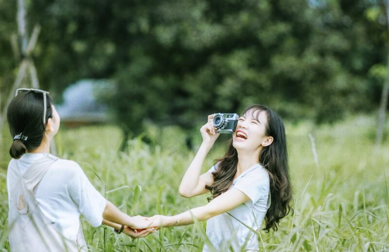 야외에서-사진찍는-청소년들