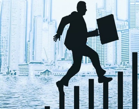 도시를-배경으로-그래프를-오르는-남자-회사원-그림자