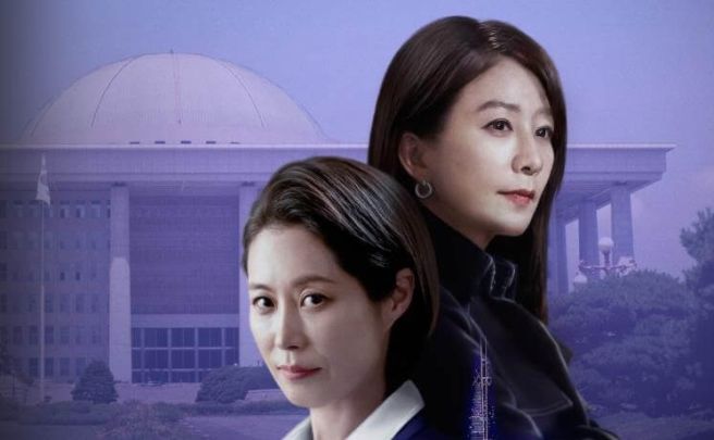 퀸메이커의 두 여자 주인공이 등지고 서 있는 사진