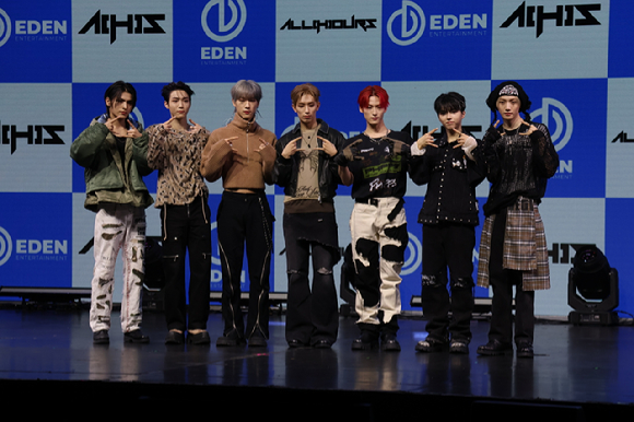 그룹 올아워즈가 10일 서울 광진구 예스24라이브홀에서 열린 데뷔 앨범 &#39;ALL OURS&#39;(올아워즈) 발매 기념 쇼케이스에서 포즈를 취하고 있다. [사진=이든엔터테인먼트]