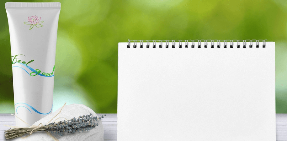 핸드 크림과 백지 달력이 놓여 있다