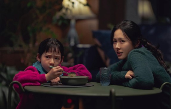 스릴러 코미디 영화 추천 박찬욱 감독의 어쩔수가없다 줄거리 결말 해석 리뷰 OTT 출연 손예진