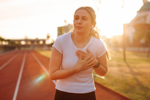 왼쪽가슴통증을 유발하는 흉부 심장통증 원인에는 기본적으로 심장이 있기 때문에 심장 문제라고 생각합니다. 평소에 왼쪽가슴통증이 있을 때도 심장에 이상이 있는 것 같고 무섭다는 생각이 들 수도 있습니다. 그러나 왼쪽 가슴 통증이 모두 심장의 문제는 아니고 역류성식도염 등 심장&amp;#44; 폐&amp;#44; 소화기 질환 등 다양한 질환을 예측할 수 있습니다.
