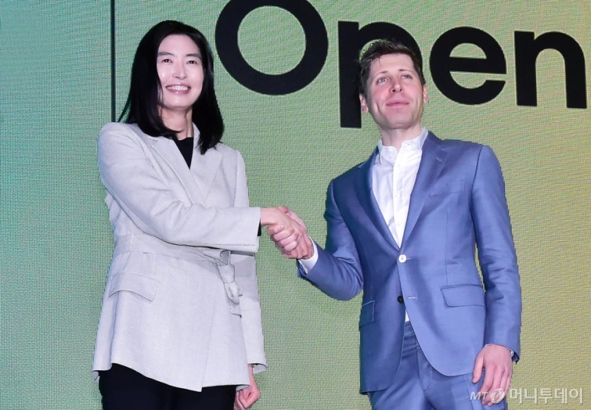 정신아 카카오 대표와 샘 알트만 오픈AI 최고경영자(CEO)가 4일 서울 중구 소공동 더 플라자 호텔에서 진행된 카카오 미디어 데이(KaKao Media Day)에 참석, 인사를 나누며 기념촬영을 갖고 있다.