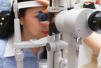 안구건조증 검사하는 환자 모습