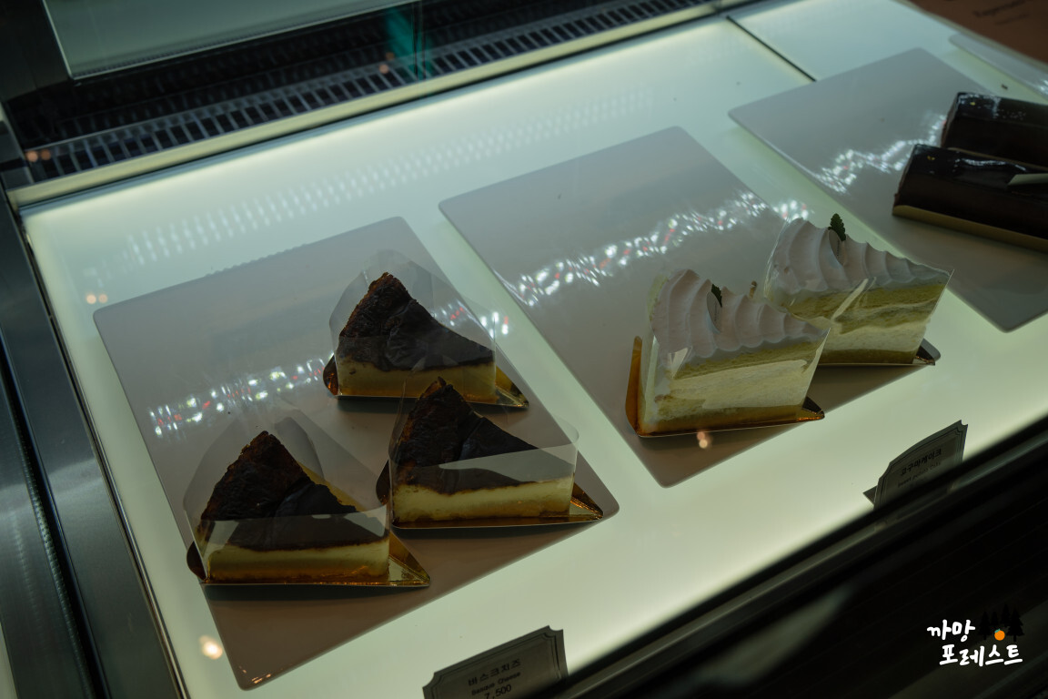 춘천 산토리니 카페 케이크