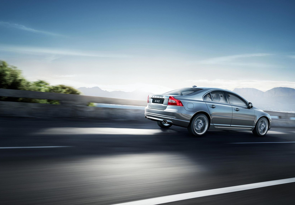 2016년식 볼보 S80 주행중 후면 디자인