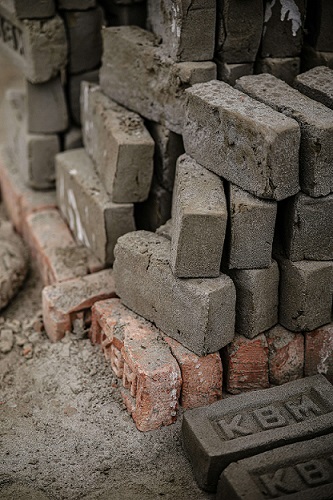 벽돌이 쌓여있는 사진