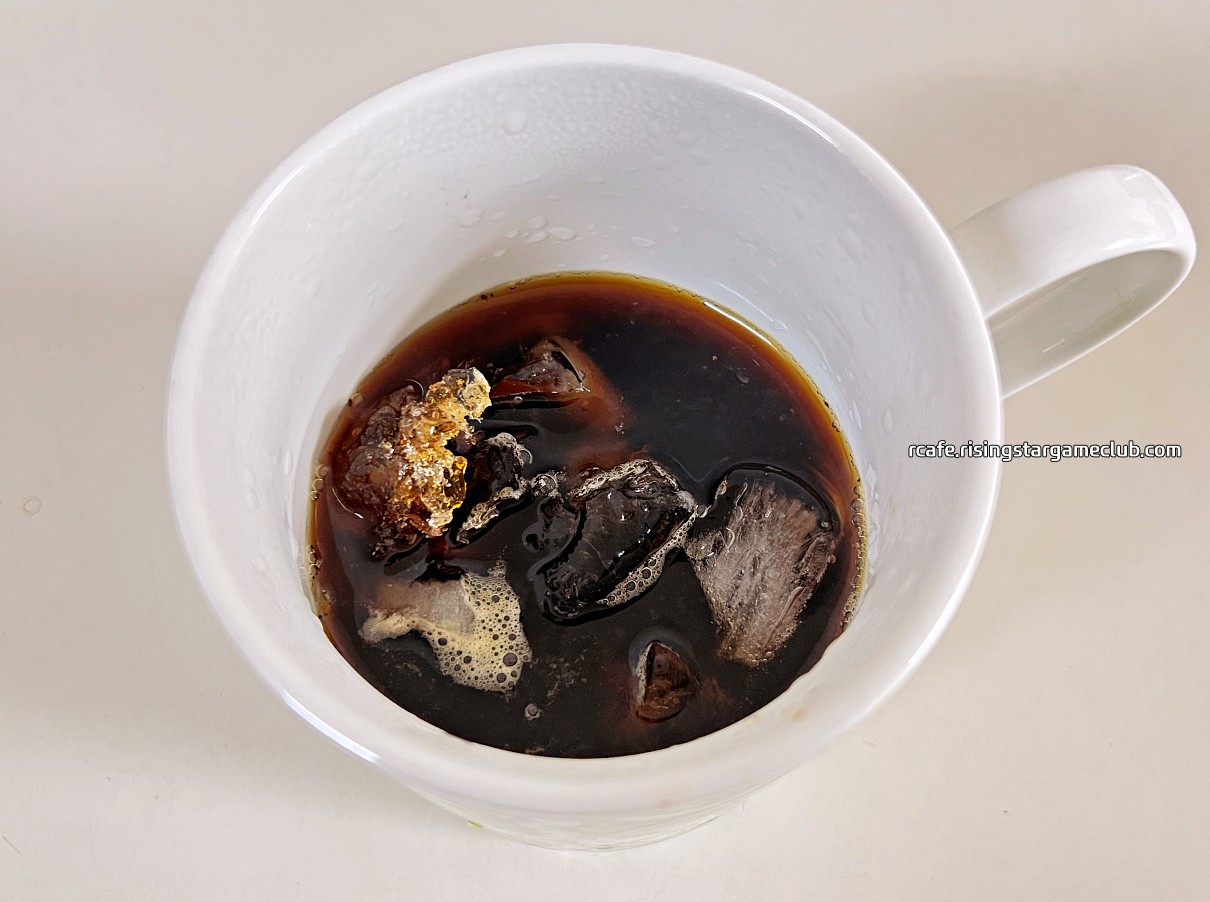 추출된 T스탠다드 케냐 오타야이차마마 AA (KENYA AA OTHAYA ICHAMAMA Single Origin) 커피 사진