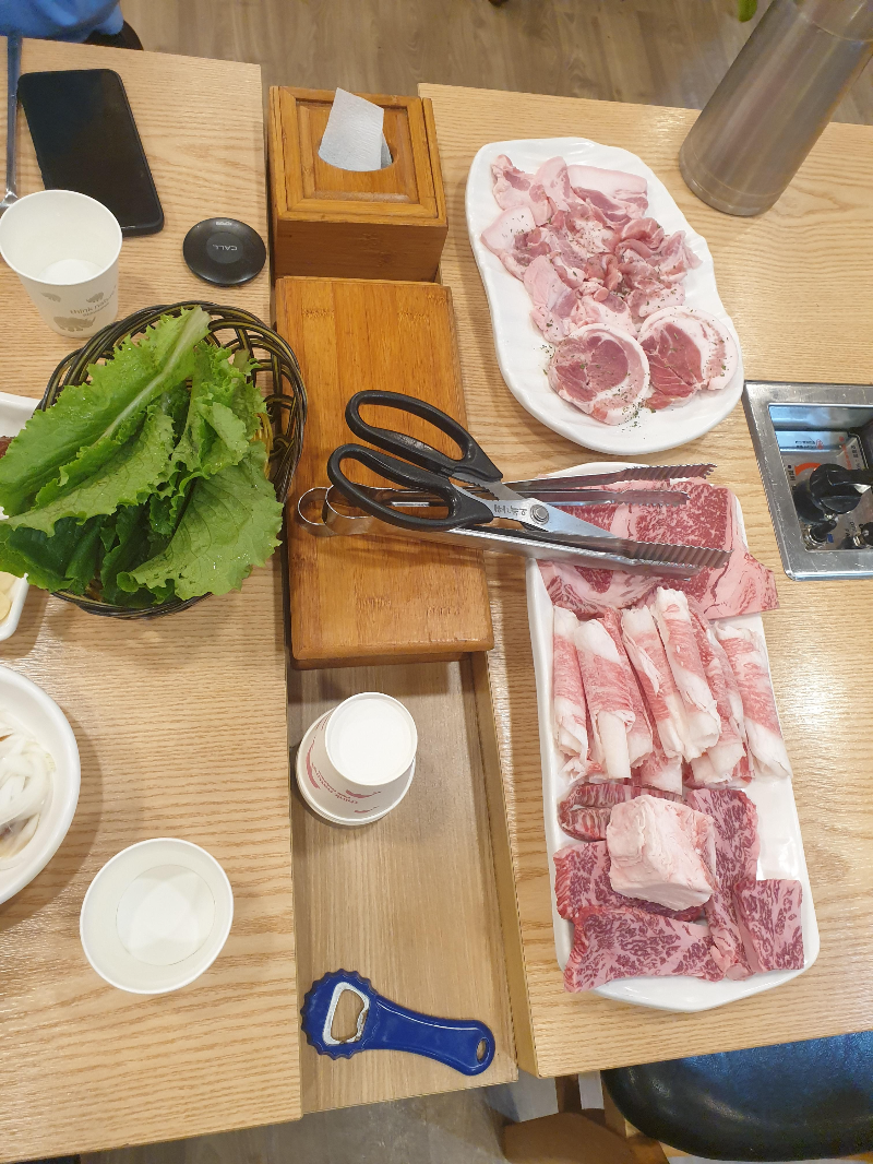 소고기와 돼지고기, 그리고 가위와 집게. 옆테이블에 놓여 있어 공간을 넓게 사용할 수 있었다.