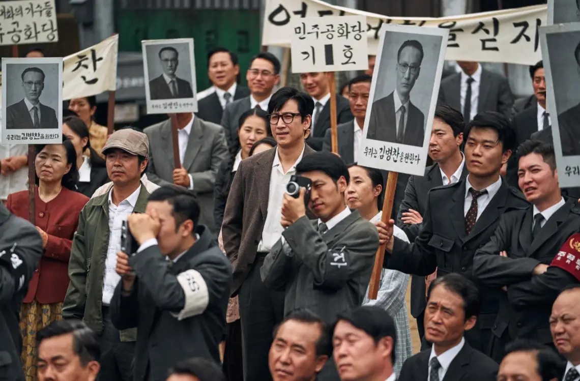 1970년대 한국 정치사의 재현 인파가 가득한 선거 유세 현장 속에서 대중 심리를 꿰뚫어 보는 킹메이커 서창대