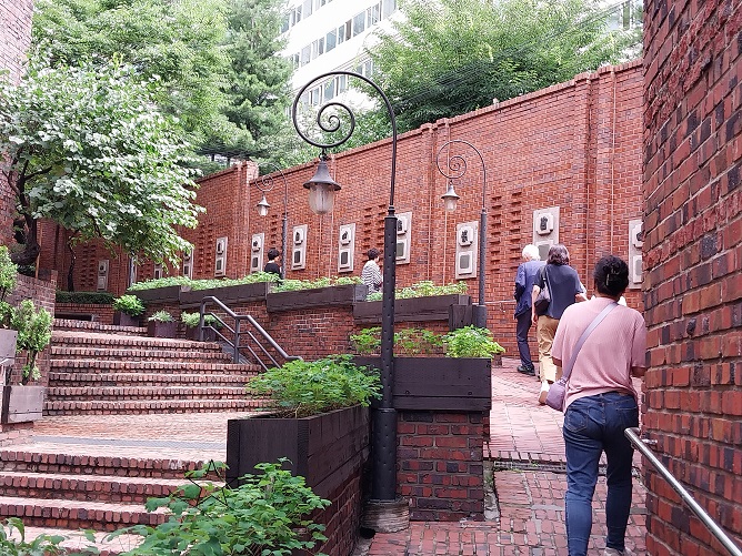 불광동성당 성전으로 올라가는 길 & 야외 십자가의 길