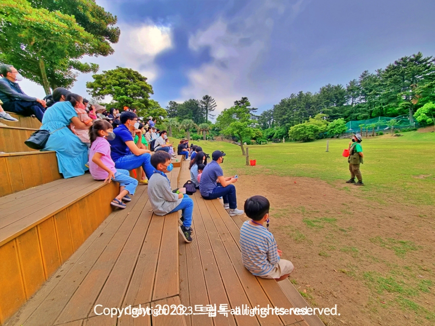 나무 계단에 사람들이 모여 앉아있다.