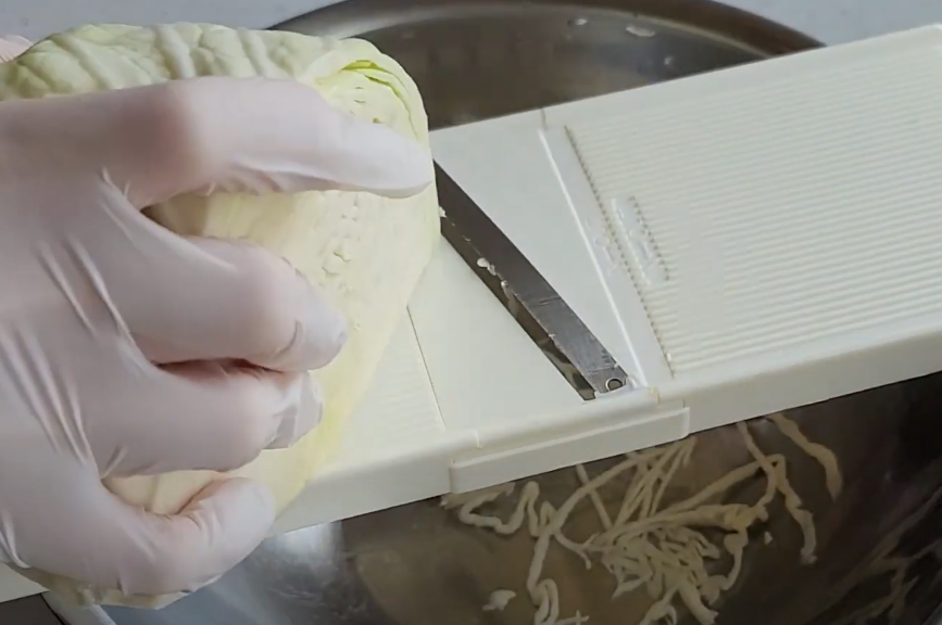 양배추를 채써는 모습