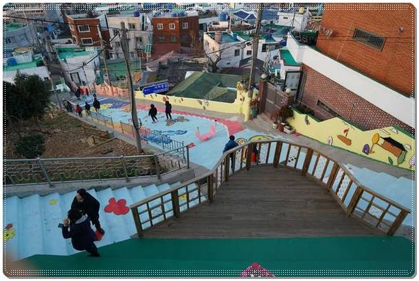 서피랑마을 계단 벽화