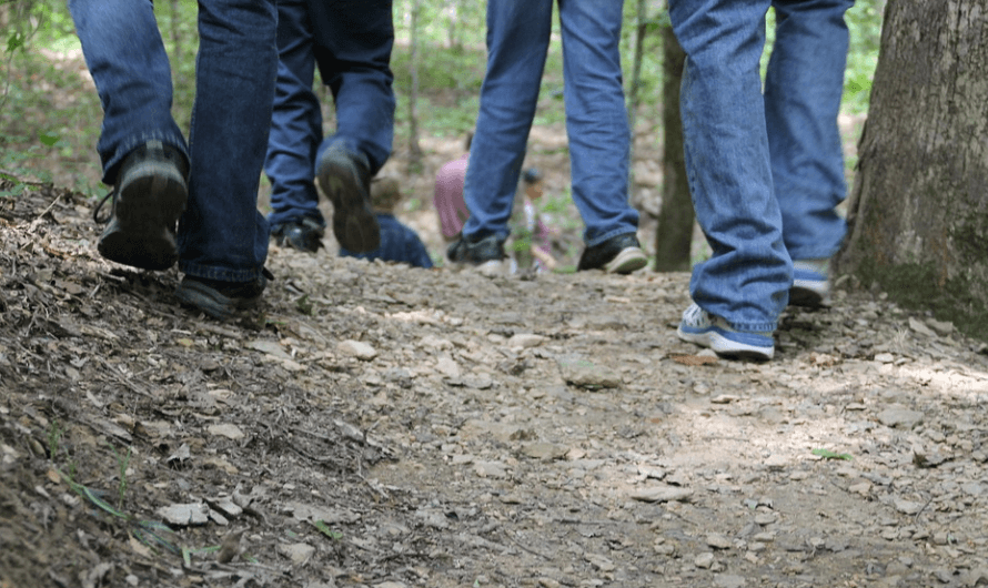 걷기 운동 효과를 보기 위해 걷고 있다.-2