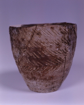 새김무늬 그릇(빗살무늬 토기)