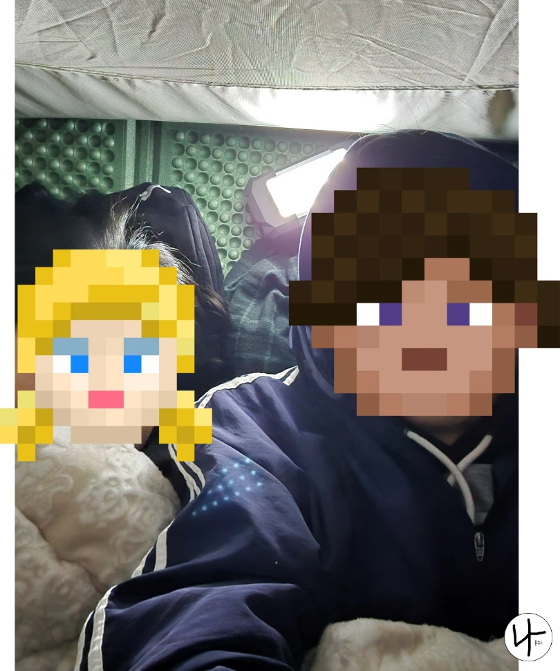 텐트에 누워있는-커플