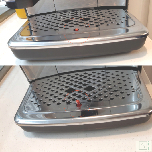 커피머신 물받이통의 청소 알림 확인 방법에 대한 사진이다.