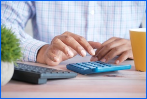 계산기 두드리는 손