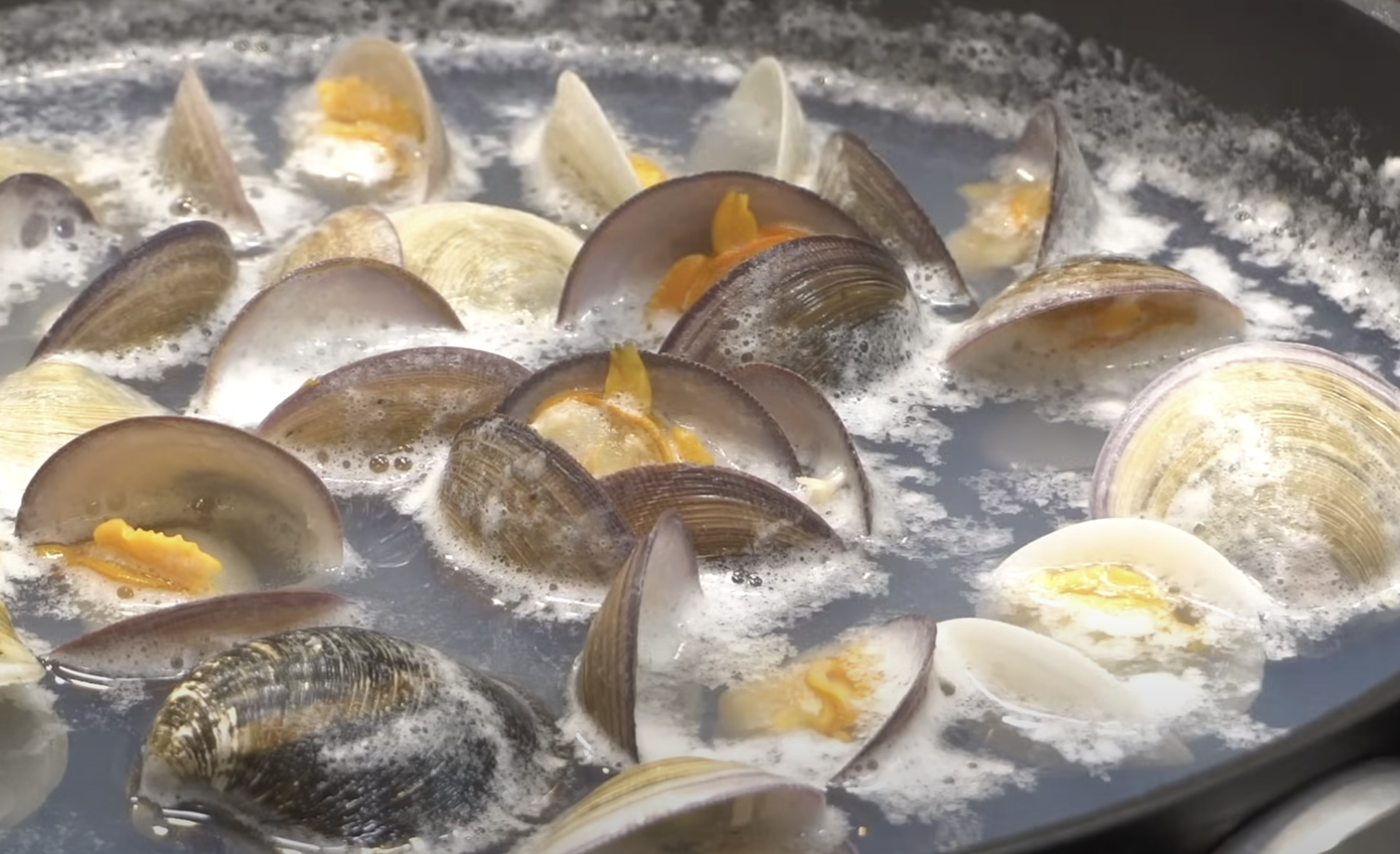 해산물이 가득 담긴 상차림 / 정말 군침도는 조개탕 / 조개들도 군침 흐드르다 지쳤는지 모두 입을 벌리고 있다.
