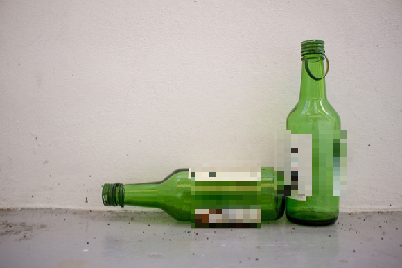 자신이 운영하는 고깃집에서 양말을 벗고 소주로 맨발을 씻은 손님을 만난 자영업자의 사연이 전해지면서 누리꾼의 공분을 사고 있다. 본 기사와 무관한 사진. [사진=픽사베이]