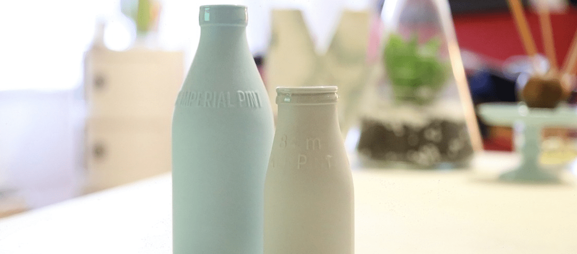 요구르트 두 병이 놓여 있다